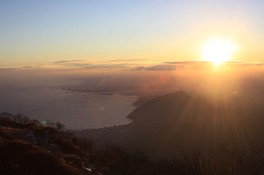 別府湾を赤く染める朝日を見られる