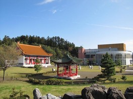 丘の上に広がる異世界のような中国庭園