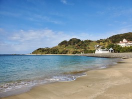 透き通った海水が波穏やかに広がっている海岸