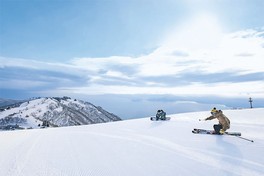 打見山から蓬莱山にかけての稜線上にゲレンデが広がる