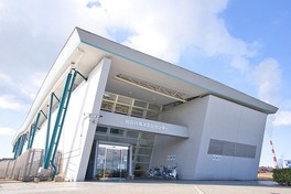1階には帆船アスレチックなどが、2階には図書室や研修室が備わっている
