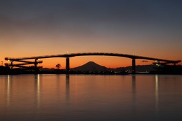 空気が澄んでいれば橋の正面下に富士山が望める