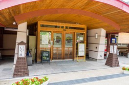 しらみずの湯内には食事処も完備する