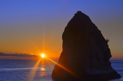 二ツ島や海面を照らし、神々しい景観が広がる
