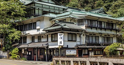 早川渓谷の景観を味わいながら、昔ながらの和室でゆっくりくつろげる