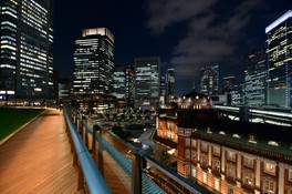ウッドデッキからライトアップされた東京駅駅舎を眺める