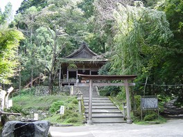 山深い場所に佇む