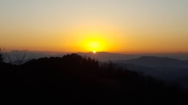 三池山山頂から初日の出を眺めることができる