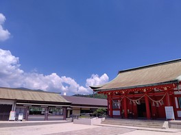 社殿は鉄筋コンクリート造りでは珍しい日本の伝統的建築様式
