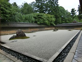 日本の代表的な庭園様式である枯山水の石庭「方丈庭園」