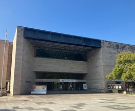 桜の名所としても知られる公園内に建っている