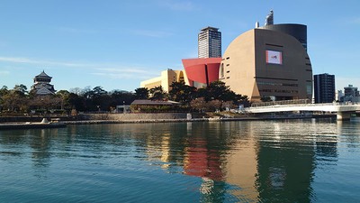 施設屋外の川辺には青々とした緑地が広がる