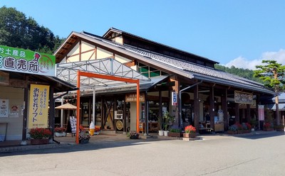 飛騨の特産品を集めた土産コーナーやレストラン、直売所が利用できる
