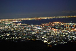 大阪湾に沿って1000万ドルと称される夜景が広がる。COOL JAPAN AWARD 2019も受賞した