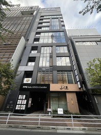 B1から10階までに8店舗が入っている