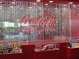 ウエルカムゾーンでは、ビン入りの「コカ･コーラ」も販売している