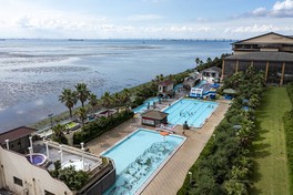 流れるプールなどさまざまなプール＆スパをそろえる