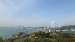 関門橋と関門海峡を行き交う船
