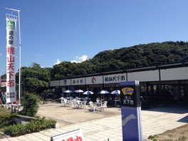 直売所にいけすが並び、新鮮なさざえを販売