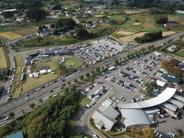 上り線の道の駅は洋風で近代的な建物。ガラス張りで自然の光がふんだんに感じられる。下り線は上り線に対して和風な建物