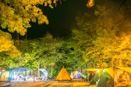 連山に囲まれたキャンプ場