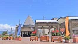 ヨットをイメージしたガイドセンターたら丸館がメイン