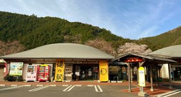 町のシンボルにもなっている石の風車もある