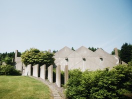 利尻富士をモチーフにした建物がひときわ印象的