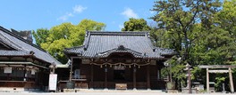 鎌倉時代初期に信州の諏訪大社の御分霊を勧請し創祀されたと伝えられる