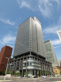 東京駅前にそびえる新丸ビルの外観