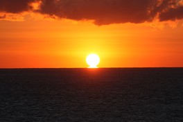 伊勢湾の水平線から昇る太陽は幻想的