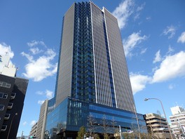 四ツ谷駅から望むとオフィス棟「YOTSUYA TOWER」がそびえランドマークとなっている