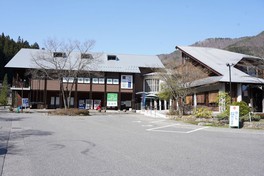 工芸館は道の駅・木曽ならかわの一部に構成されている