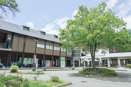 工芸館は道の駅・木曽ならかわの一部に構成されている