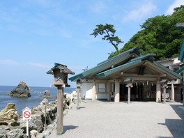 境内の磯合にある夫婦岩が有名