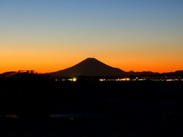 夕焼けに重なる富士山がまさに絶景