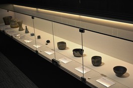 1615(慶長20)年に掘られた濠から出土した貿易陶磁器や志野、織部などの茶道具類を展示(展示替えあり)
