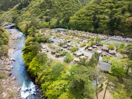 豊かな自然の中でのオートキャンプ。コテージもあり
