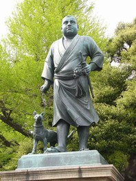 新緑とともに映える西郷隆盛像の姿
