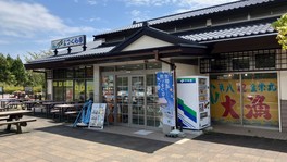 漁港から直接買い付けた魚介類が豊富に取りそろえられている