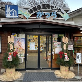 新鮮な食材を求める多くの人でにぎわう
