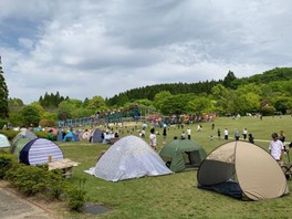 ファミリーでにぎわう風の広場