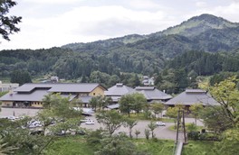 里山に囲まれた露天風呂からは四季折々の黒姫山を望める