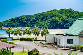 浅瀬の浜辺で水遊びが楽しめる