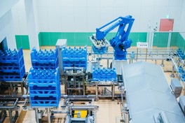 国内の宅配水工場では初導入となるロボットや大型自動倉庫を採用し、間近での見学が可能