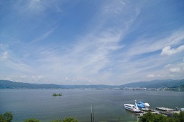 遊覧船で大きな諏訪湖を一周する