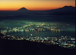 夕暮れ時、遥か南に見える富士山と街の灯が美しい