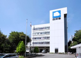 店舗や集配ルート向けにクリーニング品を仕分けする装置なども見学できる