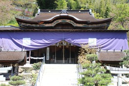 本殿内部は桃山時代を代表する、優雅できらびやかな装飾が施されている