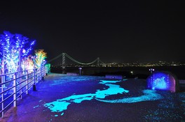 展望台、蓄光石の日本地図と明石海峡大橋のライトアップ